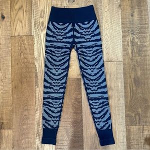 NUX Women’s Navy Tiger Stripe Seamless Compression Leggings NWOT Size XS